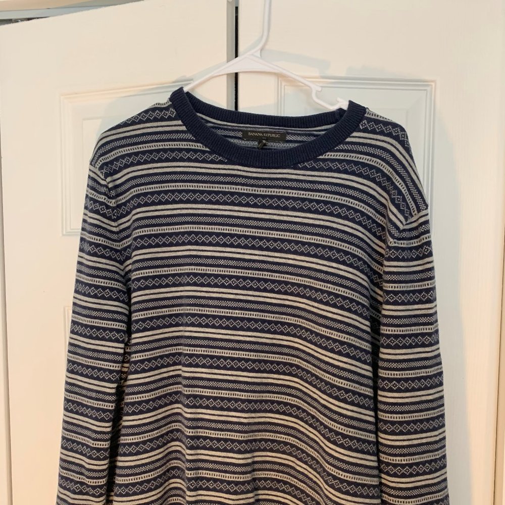 BANANA REPUBLIC Men's knit sweater.